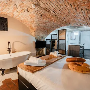Apartment Secret, Florence